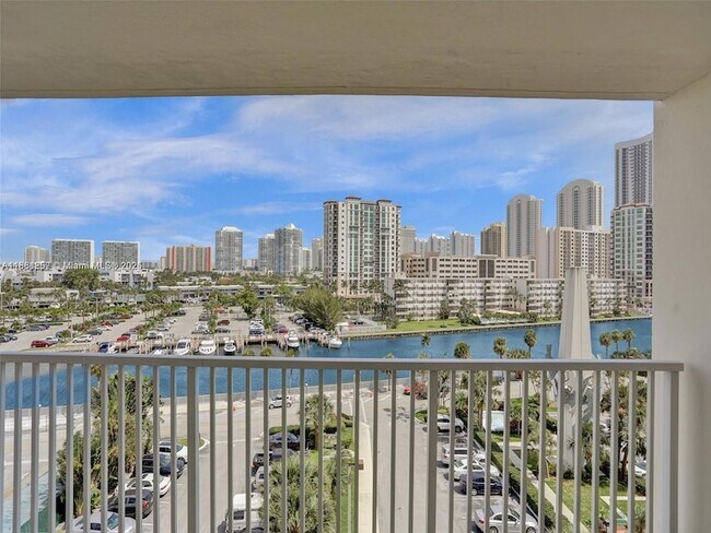 Foto del edificio - 300 Bayview Dr