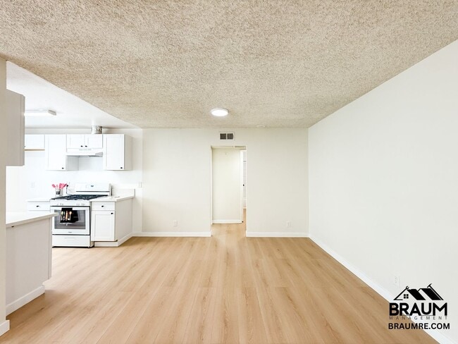 Building Photo - 221 W Elm Ave