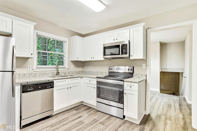 Building Photo - 2625 Crestdale Cir SE