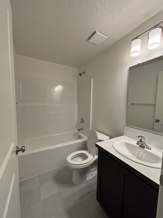 Building Photo - Brand New Townhome!