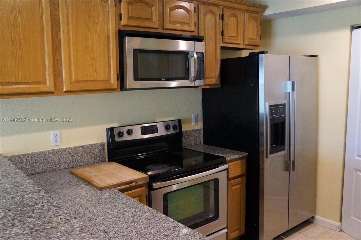 421 NW 40Th Ct, Oakland Park, FL 33309 - Townhome Rentals in Oakland Park  FL | Apartments.com