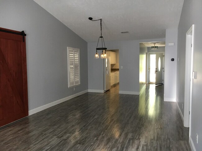 Foto del edificio - 116 W Middlebury Ln SW