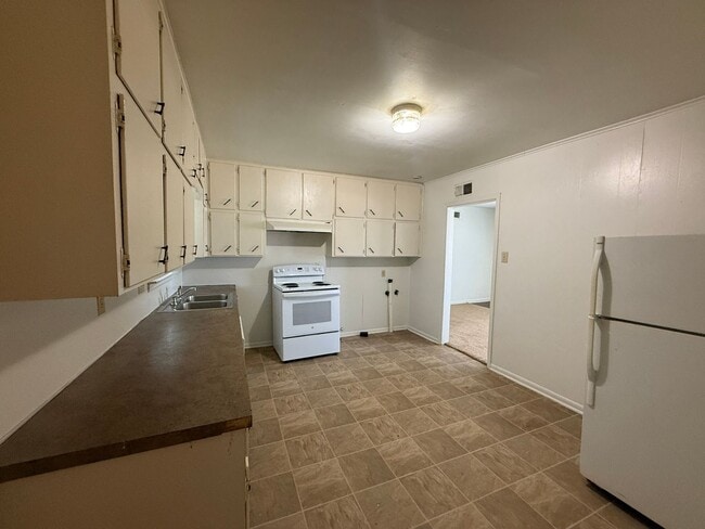 Building Photo - 1301 E Avenue H