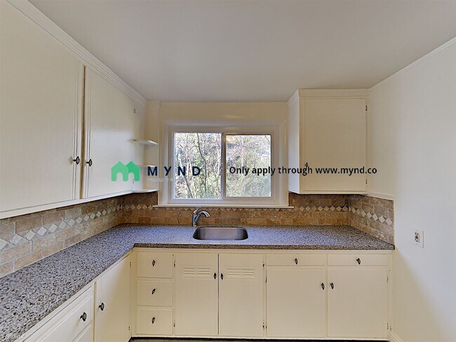 Building Photo - 1 br, 1 bath  - 2247 Ivy Dr Apt 1