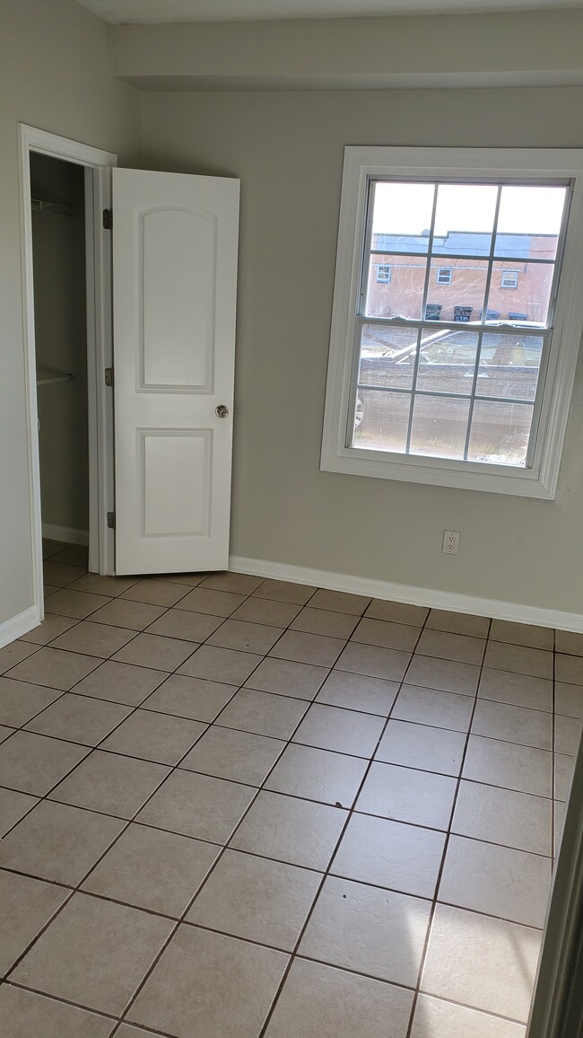 1st bedroom - 700 E Pembroke Ave