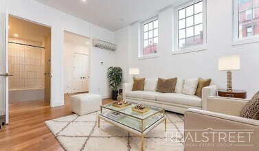 Building Photo - Montrose Avenue