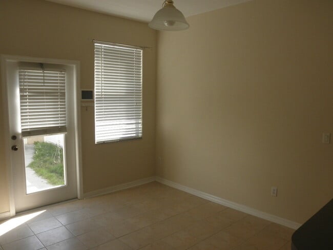 Building Photo - Lakes Of Windermere - Lake Reams Townhomes