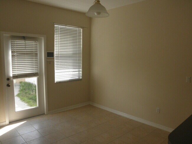 Foto del edificio - Lakes Of Windermere - Lake Reams Townhomes