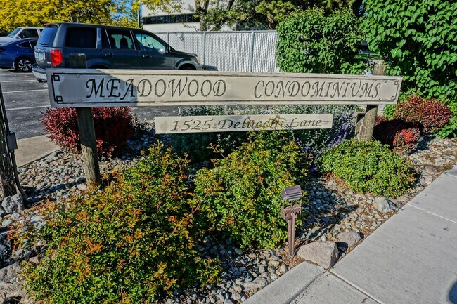 Foto del edificio - Convenient & Cozy Ground Level Condo Near ...