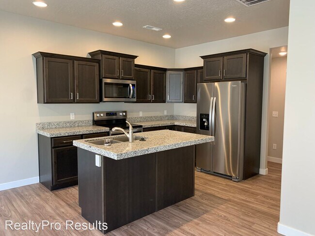 Building Photo - 4 br, 2.5 bath House - 855 W. Wellington Ave