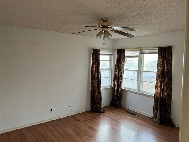 Building Photo - 2023 Maple St