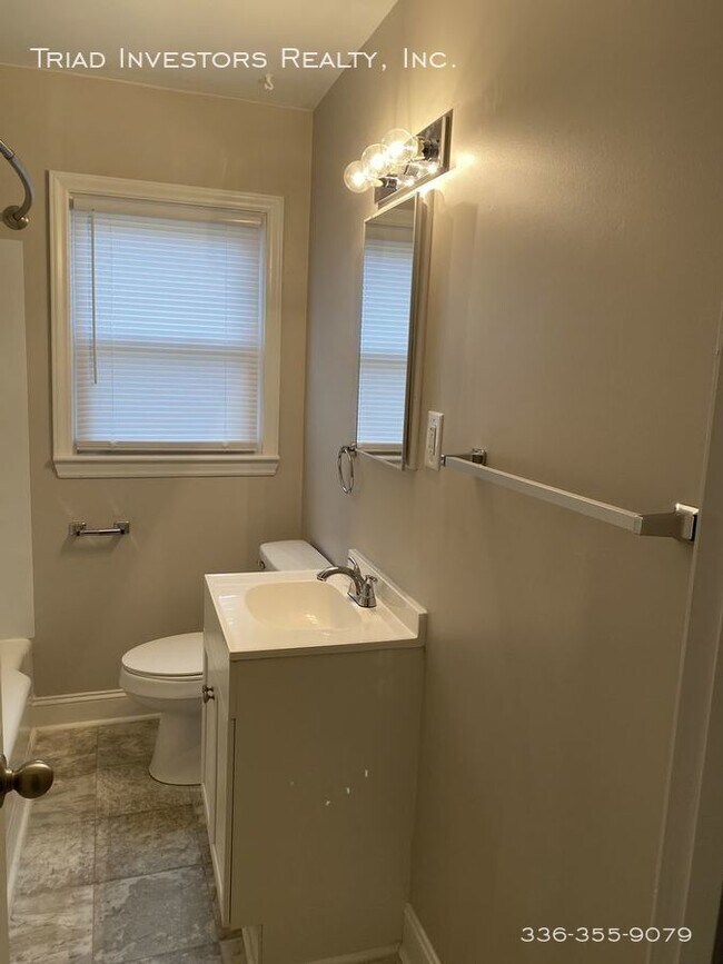 Building Photo - Charming two bedroom