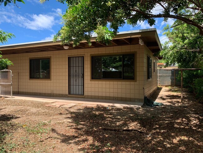 Building Photo - 85-13 Pokai Bay St. (412)