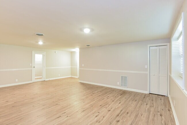 Building Photo - 1616 Robards Way