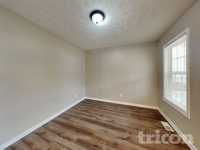 Building Photo - 401 Breeze Way