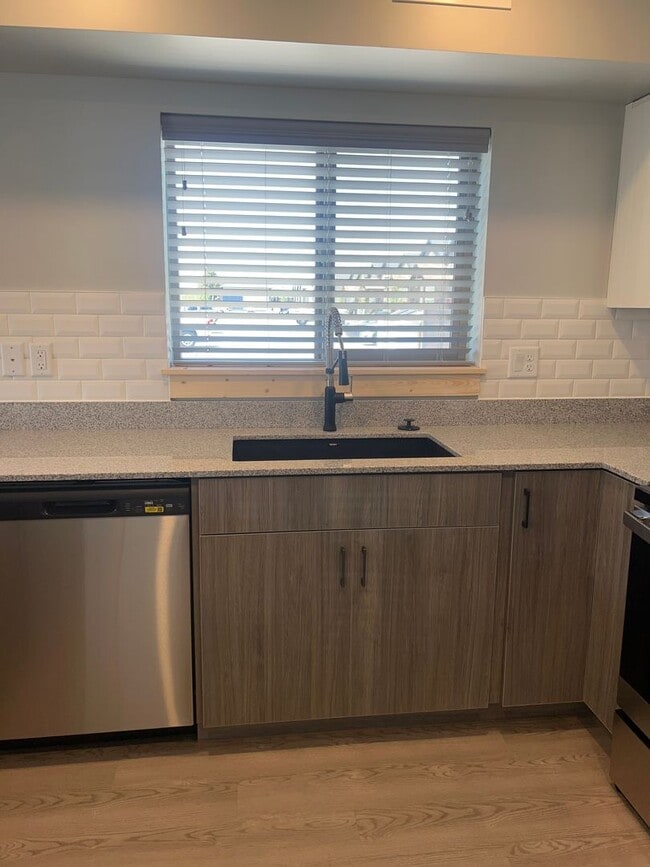 Building Photo - **FIRST MONTHS RENT 50% OFF IF A LEASE IS ...