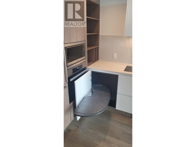 Photo du bâtiment - 6000-6000 McKay Ave