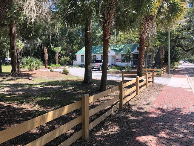 Building Photo - Low Country Cottage located in the Heart o...