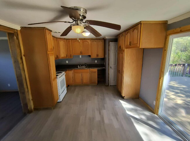 Building Photo - 916 Donegal Dr E