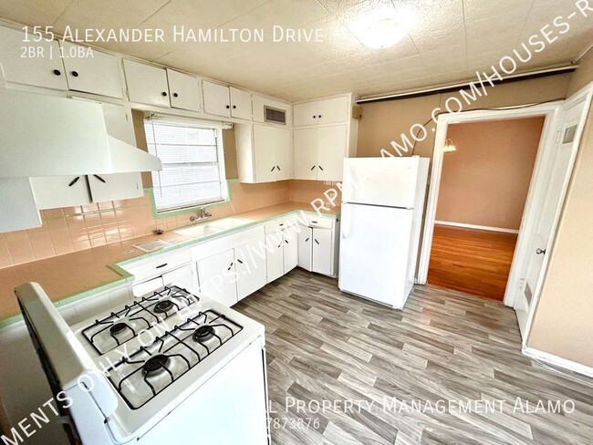 Foto del edificio - 157 Alexander Hamilton Dr