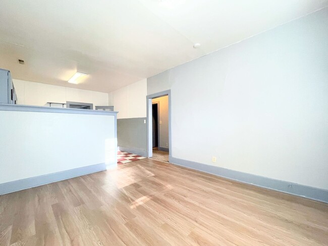 Building Photo - 2 bed home with large backyard in Mcpherson