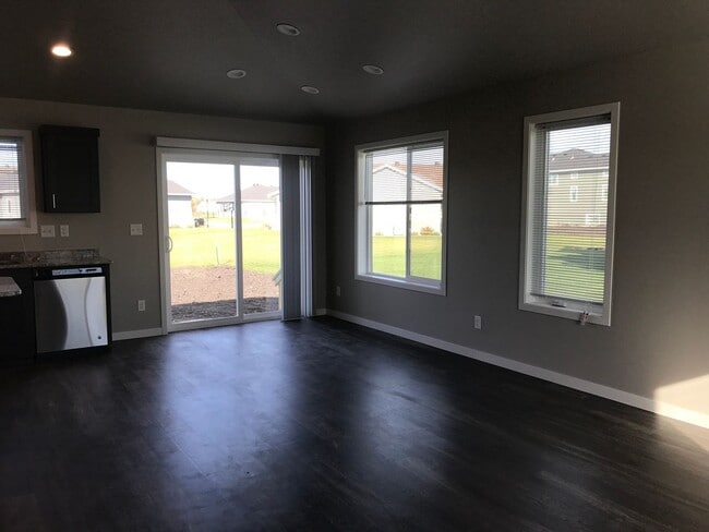 Building Photo - 4 Bed 3 Bath Single Family Home