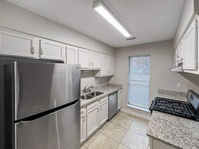 Foto del edificio - 3380 Laurel Dr