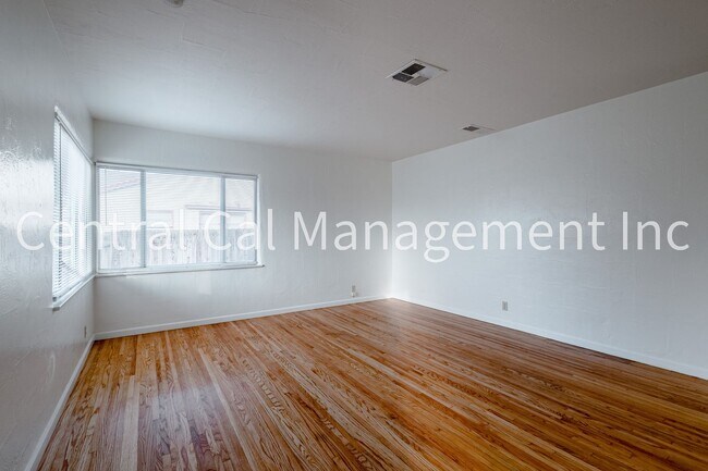 Building Photo - 2 Bedroom, 1 Bath Home - $1595 per month!