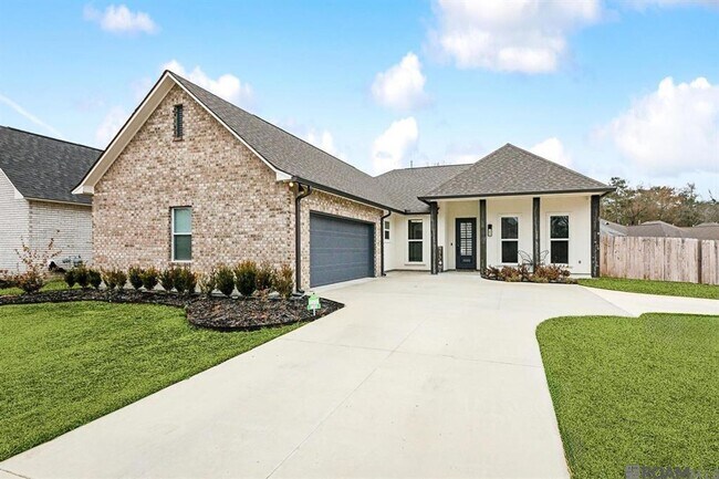 Foto del edificio - Exquisite 5-Bedroom Home in Denham Springs...