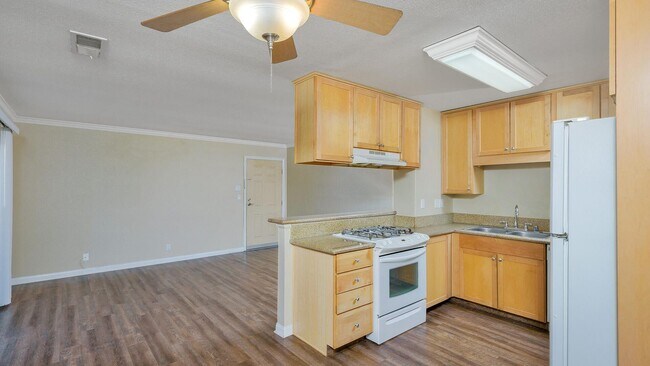 Foto del edificio - Two Bedroom Condo in Artesia Community