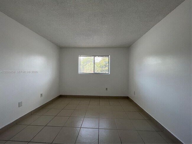 Foto del edificio - 250 Palm Cir W