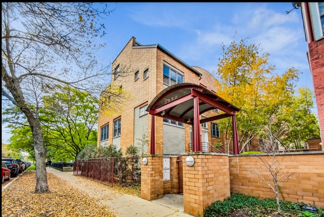 Photo - 2850 N Lakewood Ave Townhome