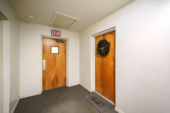 Building Photo - 1419 Valley Dr