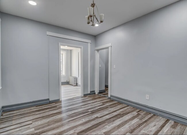 Amplia sala de estar - 25 Bartholdi Ave
