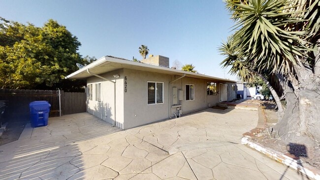 Building Photo - 5BD/2BA on Montezuma with Parking!!