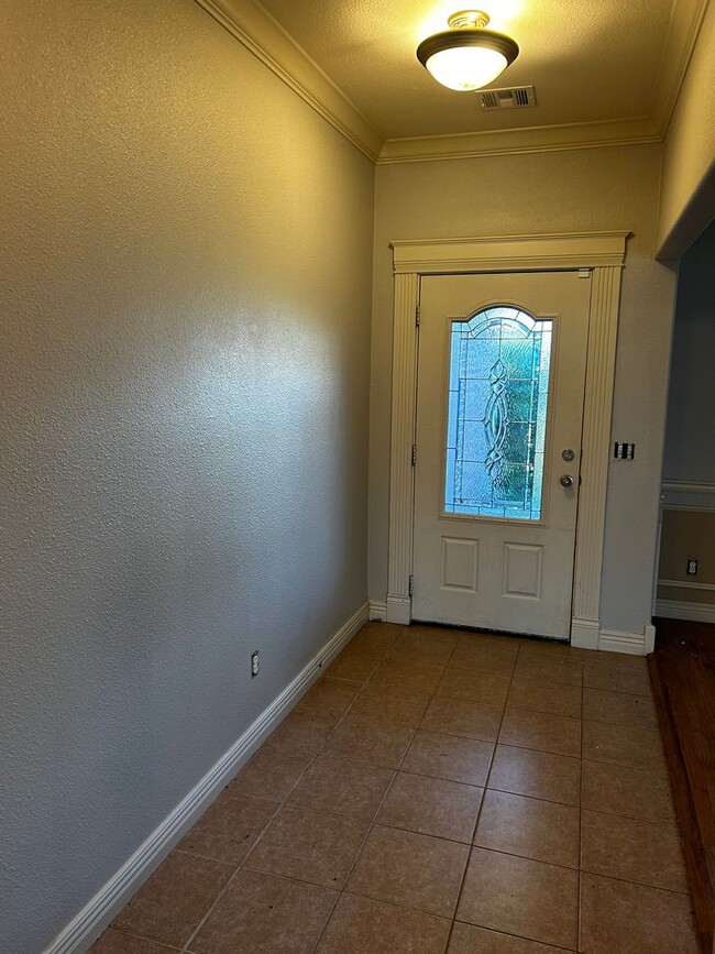 Building Photo - Interior NEWLY Painted, Spacious! 4 bedroo...