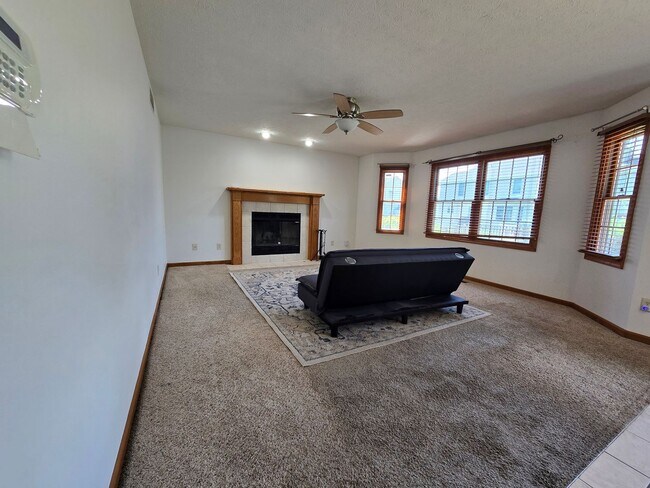 Building Photo - Beautiful 4 bedroom home in Normal!