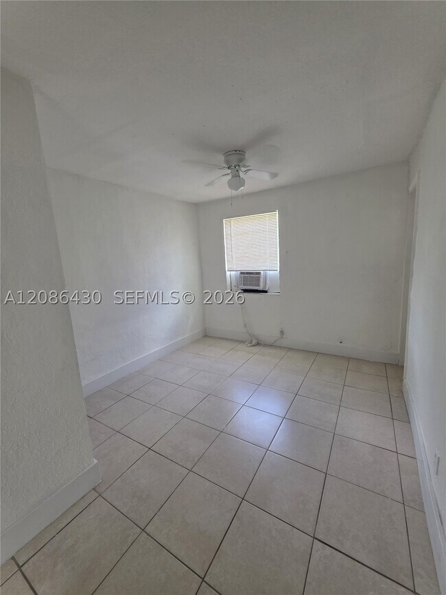 Foto del edificio - 5731 Flagler St
