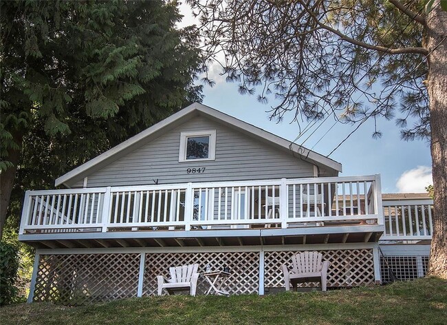 Building Photo - 3 bed / 1 bath single family house with st...