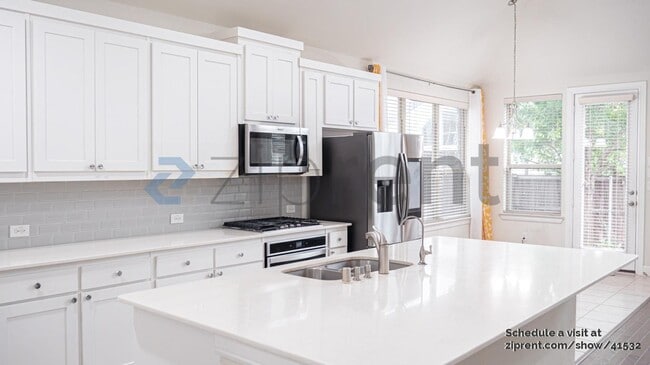 Building Photo - 8721 Fairway Ln