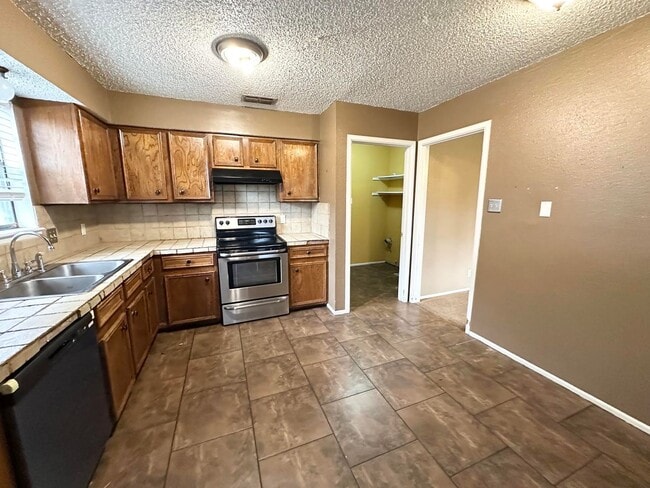 Building Photo - 4 Bed 2 Bath For Rent