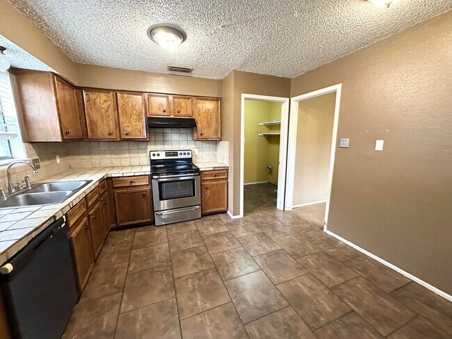 Foto del edificio - 4 Bed 2 Bath For Rent