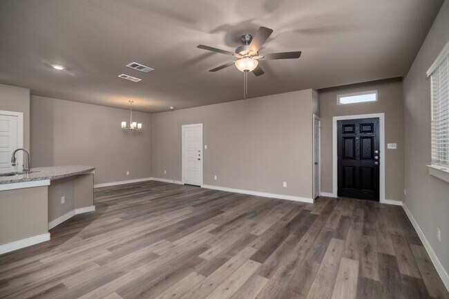 Foto del edificio - GORGEOUS 3 BEDROOM DUPLEX LOCATED IN MIDLO...