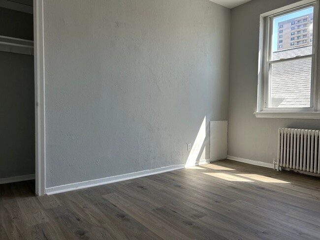 Building Photo - 1 Bedroom, 1 Bathroom Apartment--Ready for...