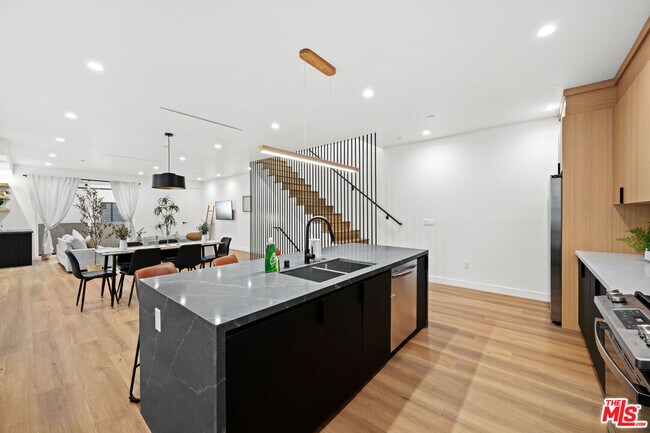 Foto del edificio - 839 N McCadden Pl