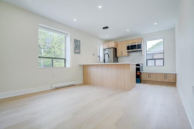 Building Photo - 240 Durie St