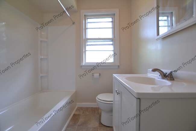 Building Photo - 1421 Burry St