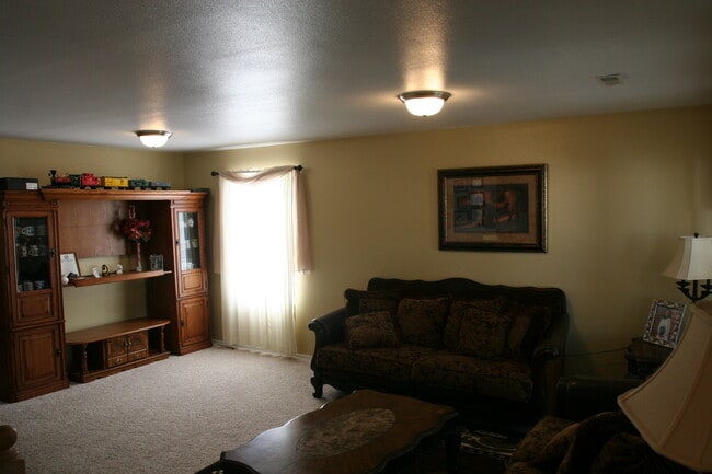 Building Photo - Huge 3 bed 2.5 bath single home in Spanish...