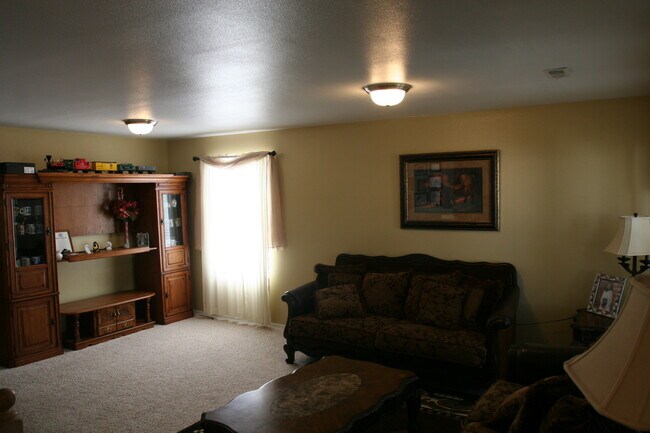 Foto del edificio - Huge 3 bed 2.5 bath single home in Spanish...