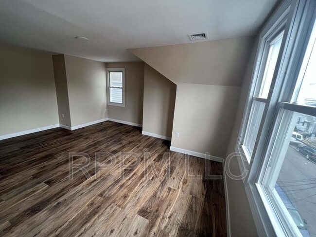 Building Photo - 562 Summer St